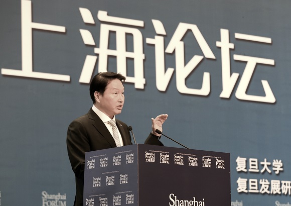 ▲ 최태원 SK회장이 지난해 5월 중국 상하이국제컨벤션센터에서 열린 '상하이 포럼 2019'에서 개막 연설을 하고 있다.ⓒSK