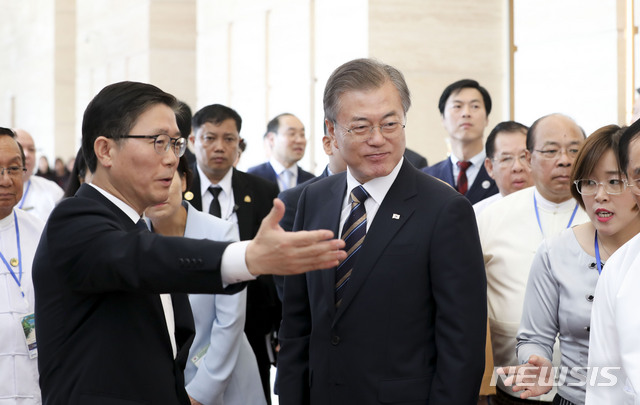 ▲ 지난 2019년 9월4일 미얀마 양곤에서 열린 '한-미얀마 경제협력 산업단지 기공식 및 비즈니스 포럼'에서 변창흠 당시 LH공사 사장(왼쪽)이 문재인 대통령에게 경협산단 관련 설명을 하고 있다.ⓒ뉴시스