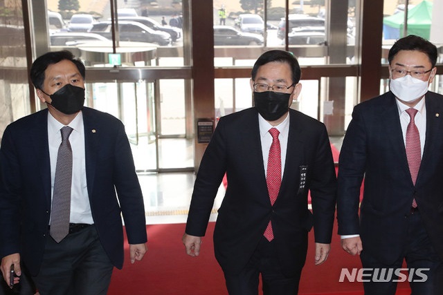 ▲ 의원총회에서 원내대표직에 재신임을 받은 주호영(가운데) 국민의힘 원내대표가 18일 서울 여의도 국회에서 김성원(오른쪽) 원내수석부대표, 김기현 의원과 의원총회장으로 향하고 있다.ⓒ뉴시스