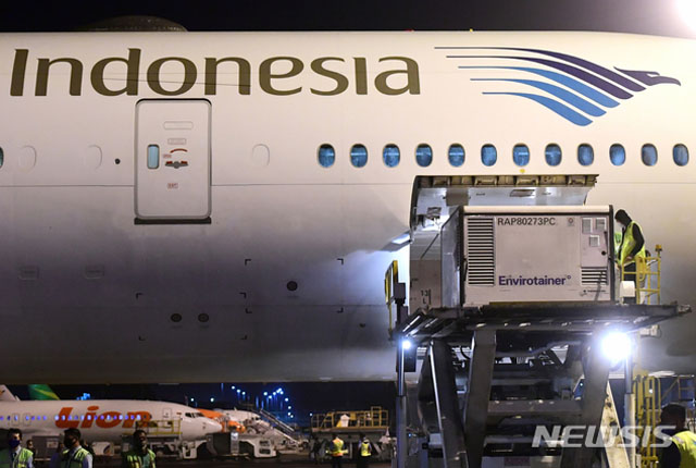 ▲ 2020년 7월 인도네시아 자카르타 공항에서 하역하는 중국 '시노백'의 우한코로나 백신. 이때 해당 백신은 임상시험 중이었다. ⓒ뉴시스 AP. 무단전재 및 재배포 금지.