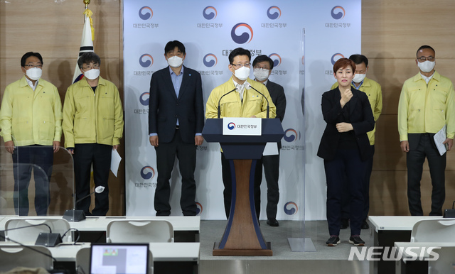 ▲ 임인택 보건복지부 보건산업정책국장, 양동교 질병관리청 의료안전예방국장 등 의료당국 관계자들이 18일 정부서울청사 브리핑룸에서 코로나19 백신 확보와 예방 접종 관련 브리핑을 마친 뒤 취재진 질문에 답하고 있다. ⓒ뉴시스