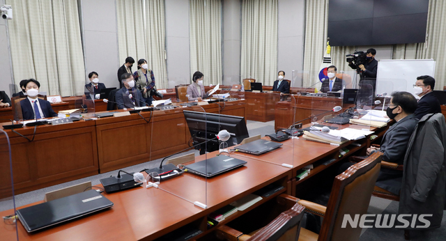 ▲ 18일 서울 여의도 국회에서 공수처장 후보자 추천위원회 5차 회의가 열리고 있다. ⓒ뉴시스