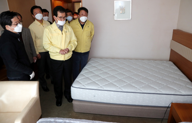 ▲ 지난 3월 건강보험공단 인재개발원에 마련된 생활치료센터를 방문한 이시종 충북지사.(자료사진)ⓒ충북도