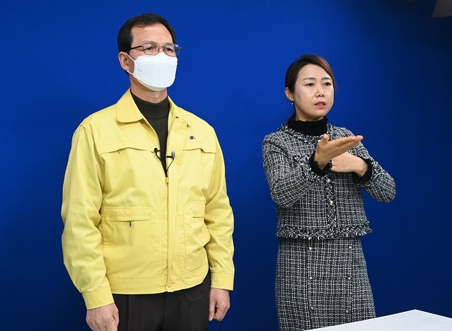 ▲ 조병옥 음성군수(왼쪽)가 19일 소망병원 코로나19 집단발생과 관련해 긴급 브리핑을 하고 있다.ⓒ음성군