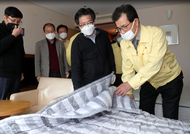 ▲ 코로나19 생활치료센터를 둘러보고 있는 이시종 충북지사(오른쪽).ⓒ충북도