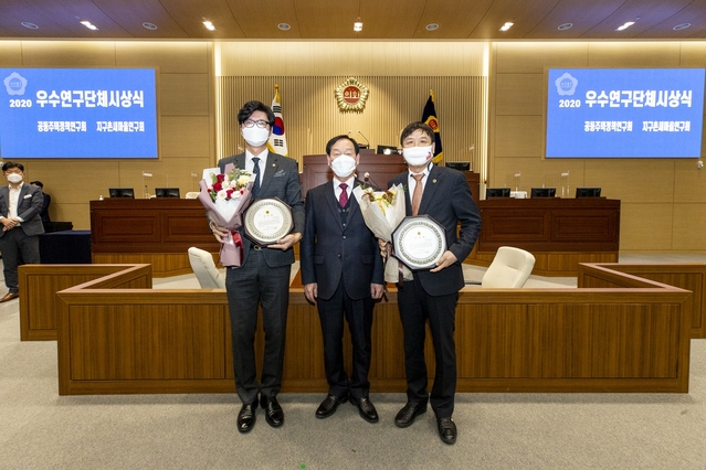 ▲ 지난 18일 도의회 송년회에서 수상한 공동주택정책연구회(대표 김준열 의원, 왼쪽)와 지구촌새마을연구회(대표 박영서 의원, 오른쪽)의원. 중간은 고우현 의장.ⓒ경북도의회