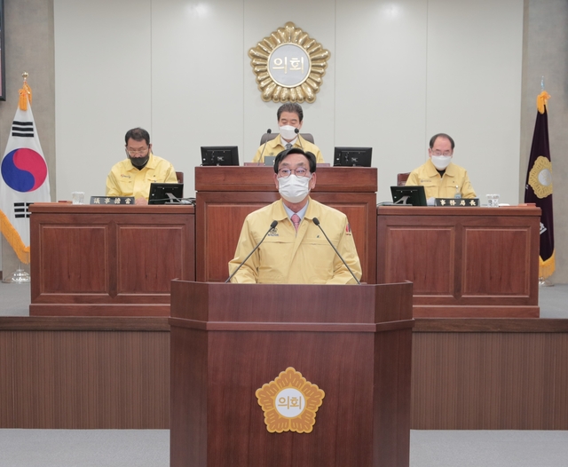 ▲ 제270회 제2차 정례회 제3차 본회의 중 이재호 예결특위 위원장이 심사결과를 보고하고 있다.ⓒ칠곡군의회