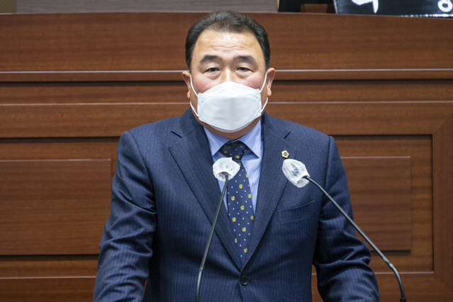 ▲ 경북도의회 이수경 의원(성주)은 18일 개최된 제320회 제2차 정례회 제6차 본회의 5분 자유발언을 통해 ‘대구~성주~무주간 고속도로’건설을 강력 촉구했다.ⓒ경북도의회