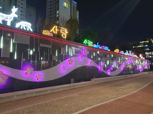 ▲ 달성군은 대실역 벽천폭포에 경관조명을 설치했다.ⓒ달성군