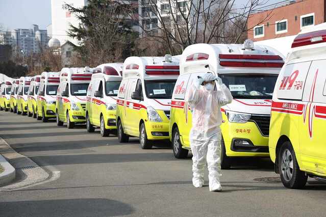 ▲ ‘2020년 대구시정 베스트 10’ 가운데 1위에 선정된 소방안전본부의 ‘준비된 대구소방, 코로나19 다수확진자 이송 대응(구급차, 지구 8바퀴를 달려 확진자 6,632명 이송)’ 시책.ⓒ대구시
