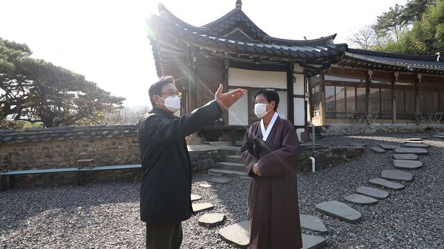 ▲ ‘김영철의 동네 한 바퀴’에서 김영철(왼쪽)이 달성군 환훤당 고택을 살펴보고 있다.ⓒ달성군