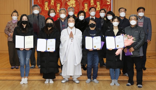 ▲ 대전 광수사가 수여하는 제3회 광수문학상 시상식이 지난 19일 광수사에서 열린 가운데 대상에 방미영씨가 선정됐다. 수싱식 후 무원 주지와 성동호 대전시교육감, 수상자들이 기념촬영을 하고있다.ⓒ대전 광수사