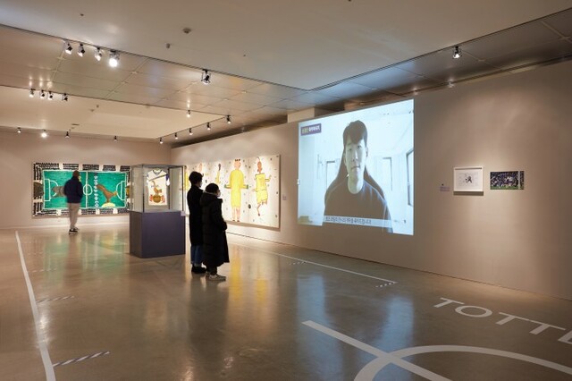 ▲ 로즈 와일리의 스페셜 아트 워크 '축구를 사랑한 그녀'관 전경.ⓒUNC