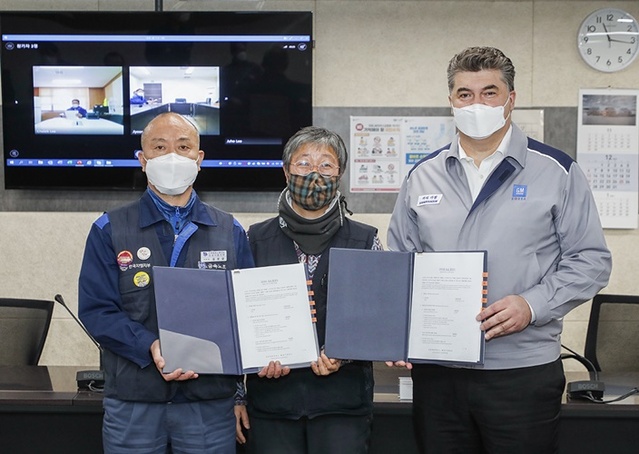 ▲ 사진 가장 왼쪽부터 김성갑 전국금속노동조합(금속노조) 한국지엠 지부장, 가장 오른쪽이 카허 카젬 한국지엠 사장 ⓒ한국지엠