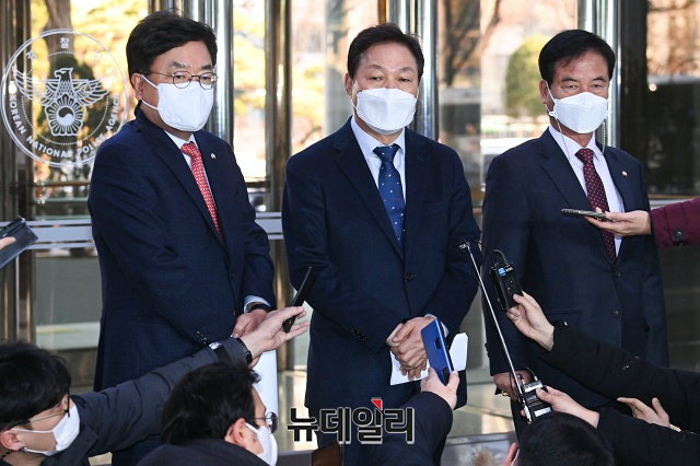 ▲ 국민의힘 국회 행정안전위원회 소속의원들이 21일 오후 서울 서대문구 경찰청으로 이용구 법무부 차관의 택시기사 폭행사건과 관련해 경찰의 내사종결 결정을 항의하기 위해 입장하고 있다. ⓒ권창회 기자