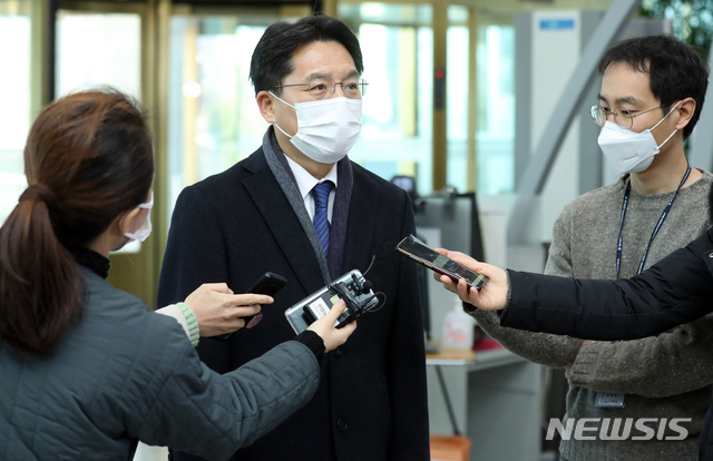▲ 노규덕 신임 한반도평화교섭본부장이 21일 서울 종로구 외교부 청사로 출근하며 취재진 질문에 답하고 있다. ⓒ뉴시스
