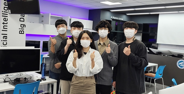 ▲ 영진전문대 컴퓨터정보계열이 85.5% 취업률을 기록한 가운데, 4년제 대학 유턴자 등으로부터 관심을 끌고 있다. 사진은 4년제 대학서 유턴, 컴퓨터정보계열에 재학 중인 김동민, 권봉식, 정지원, 김성수, 이재원(왼쪽부터)학생이 영진 최고를 외치고 있다.ⓒ영진전문대