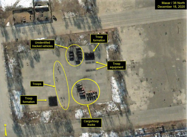 ▲ 평양 인근 미림비행장의 열병식 훈련장 위성사진. 소수의 차량과 병력이 보인다. ⓒ미국 38노스 보고서 화면캡쳐.