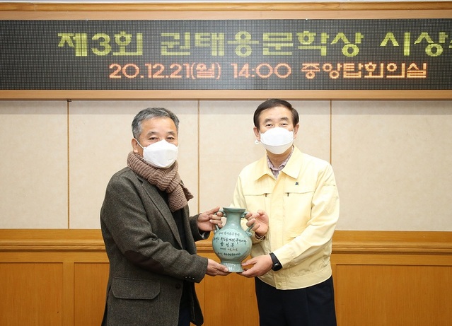 ▲ 함민복 시인(왼쪽)이 21일 조길형 충주시장으로부터 제3회 권태응 문학상을 받고 있다.ⓒ충주시