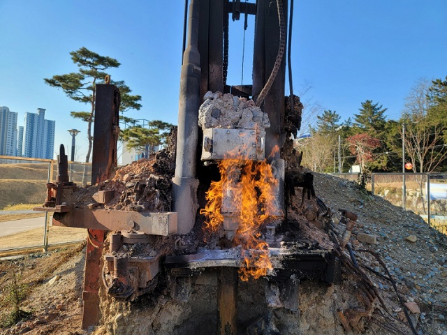 ▲ 포항철길숲 ‘불의 정원’ 재점화해 활활 타오르고 있는 모습.ⓒ포항시