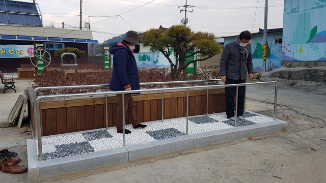 ▲ 청도군은 지난 18일 건강마을인 7개 경로당에 건강지압길을 설치했다.ⓒ청도군