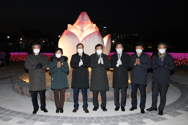 ▲ 경주 빛누리 정원 점등식에서 정재훈 한수원 사장(왼쪽 세번째) 등 관계자들이 기념촬영을 하고 있다 ⓒ한수원 제공