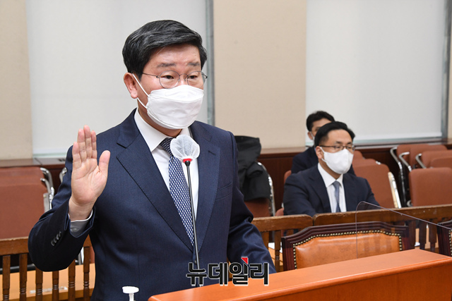 ▲ 전해철 행정안전부 장관 후보자가 22일 오전 국회 행정안전위원회 전체회의에서 열린 인사청문회에 출석해 선서를 하고 있다. (사진=공동취재단) ⓒ이종현 기자