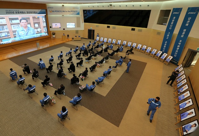 ▲ 포스코 본사 대회의장에서 열린 포항제철소 정년퇴직행사에서 남수희 포항제철소장이 영상을 통해 축하 인사를 전하고 있다.ⓒ포항제철소