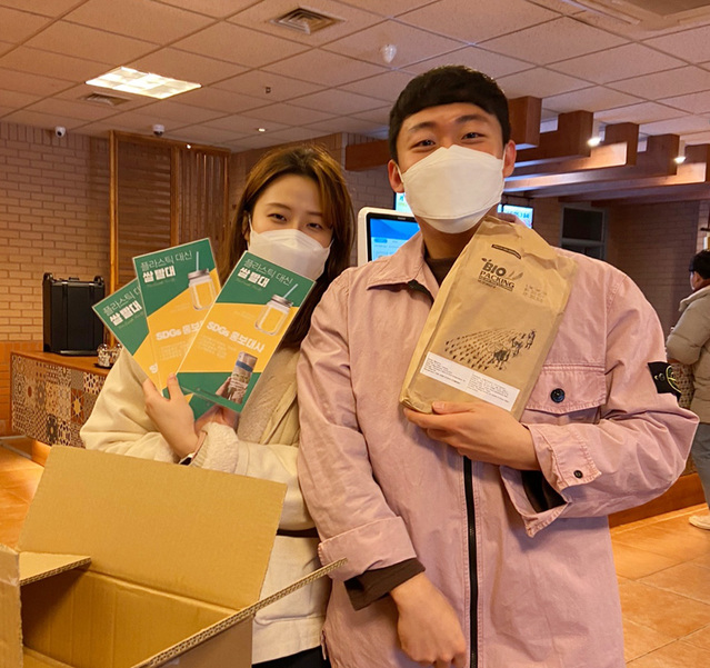 ▲ 계명대 학생들이 쌀빨대를 구입해 교내 카페에 기부하며 환경운동을 펼치고 있다.ⓒ계명대