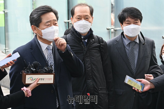 ▲ 22일 오후 윤 총장 측 법률대리인 이석웅(왼쪽부터), 이완규, 손경식 변호사가 서울 서초구 서울행정법원에서 취재진의 질문에 답하고 있다. ⓒ권창회 기자