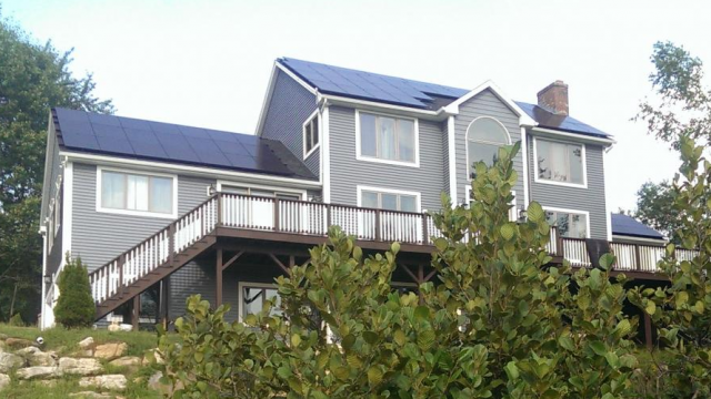 ▲ 미국 뉴햄프셔주의 한 주택에 설치된 한화큐셀 태양광 모듈. ⓒ한화큐셀