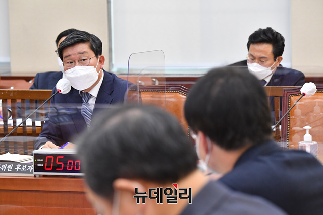 ▲ 전해철 행정안전부 장관 후보자가 지난 22일 국회 행정안전위원회에서 열린 인사청문회에서 질의에 답하고 있다.ⓒ이종현 기자