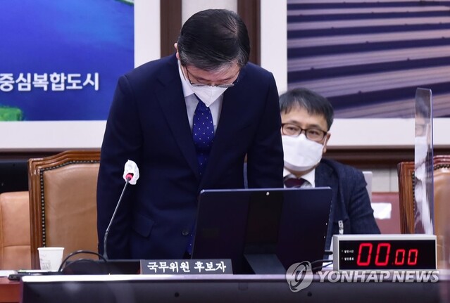 ▲ 변창흠 국토부 장관 후보자가 23일 인사청문회에서 막말과 낙하산 채용 특혜와 관련해 사과하고 있다.ⓒ연합뉴스
