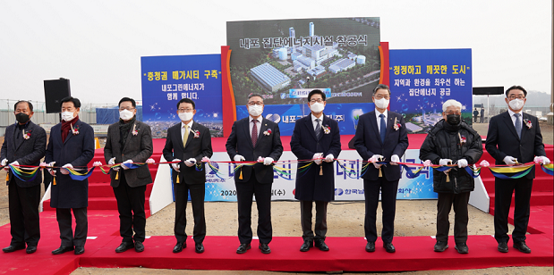 ▲ 롯데건설 하석주 대표이사(왼쪽 네번째)와 김명선 충남도의회 의장(왼쪽 다섯번째), 양승조 충청남도지사(왼쪽 여섯번째)를 비롯한 관계자들이 내포신도시 집단에너지 시설 착공식을 진행중이다. ⓒ 롯데건설