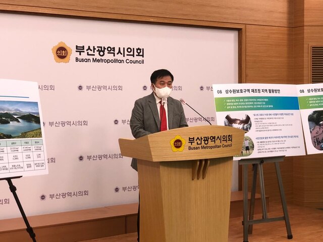 ▲ 내년 4월 7일 열리는 부산시장 보궐선거에 출마하는 이진복 국민의힘 예비후보가 5호 공약 '회동수원지 상수원 보호구역 전면 재조정'을 발표했다. 사진은 공약을 발표 중인 이 후보의 모습. ⓒ이진복 예비후보