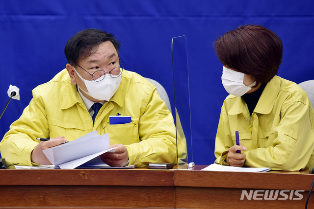 ▲ 더불어민주당 김태년 원내대표, 한정애 정책위의장이 24일 서울 여의도 국회에서 열린 정책조정회의에서 대화하고 있다. ⓒ뉴시스