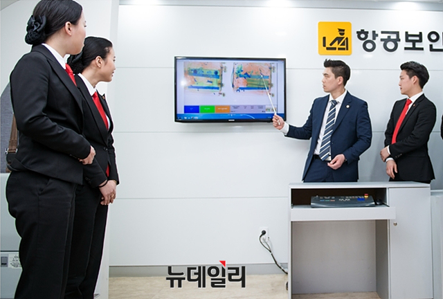 ▲ X-RAY 검사기에서 실습중인 교육생과 교수진 ⓒ아세아항공직업전문학교 제공