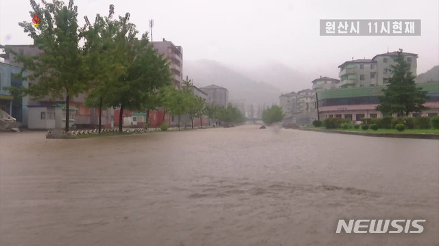 ▲ 북한 조선중앙TV가 지난 9월 7일 오전 12시 제10호 태풍 '하이선' 영향으로 침수된 강원도 원산시의 상황을 보도하고 있다.(사진=조선중앙TV 캡쳐) ⓒ뉴시스