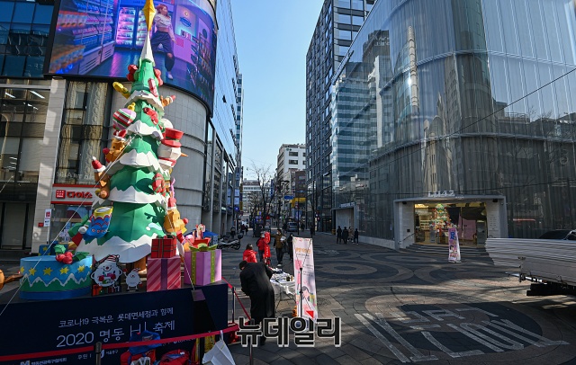 ▲ 크리스마스 이브인 24일 오후 서울 중구 명동거리가 한산한 모습을 보이고 있다. ⓒ권창회 기자
