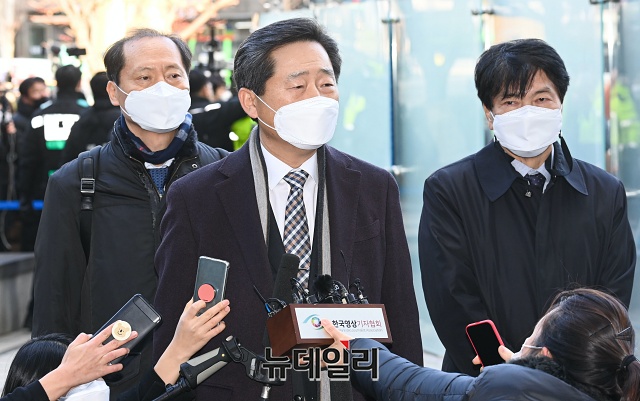 ▲ 윤석열 검찰총장에 대한 정직 집행정지 2차 심문이 열린 24일 오후 윤 총장 측 법률대리인 이석웅, 이완규, 손경식 변호사가 서울 서초구 서울행정법원에서 취재진의 질문에 답하고 있다. ⓒ권창회 기자