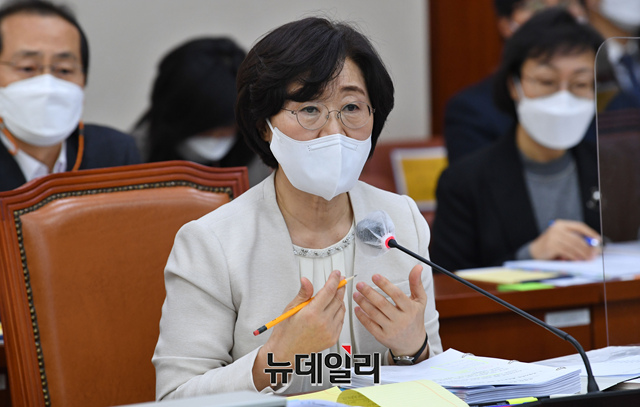 ▲ 정영애 여성가족부장관 후보자가 24일 오전 국회에서 열린 여성가족위원회 국무위원 후보자 인사청문회에서 의원들의 질문에 답하고 있다. (사진=공동취재단) ⓒ이종현 기자