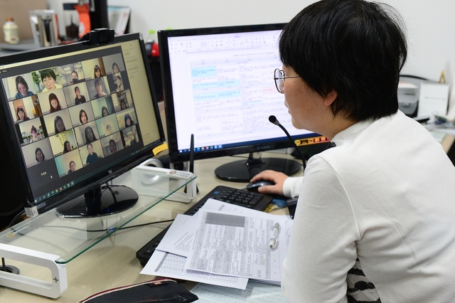 ▲ 21일 대구보건대학교 연마관 504호에서 직무교육 총괄 임은실 교수와 전담공무원들이 직무교육에 대한 실시간 온라인 오리엔테이션을 실시하고 있다.ⓒ대구보건대