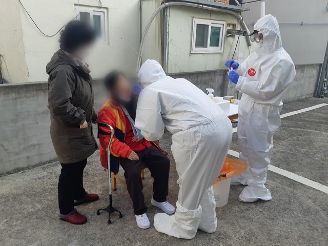 ▲ 영덕군은 고위험시설 코로나19 선제적 검사를 실시했다.ⓒ영덕군