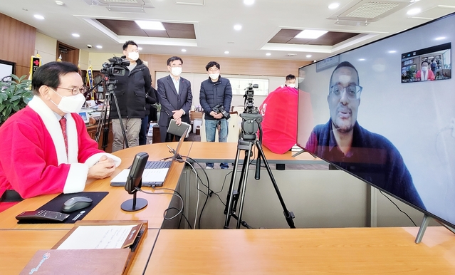 ▲ 백선기 칠곡군수가 참전용사 후손인 이스라엘(32) 씨와 인사말을 하고 있다.ⓒ칠곡군