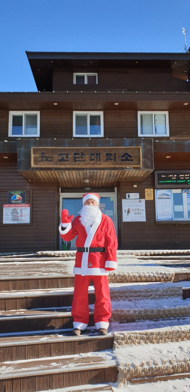 ▲ 산타복장을 한 박지헌 부장이 노고단 대피소에서 기념촬영을 하고 있다.ⓒ사진 박지헌씨 제공