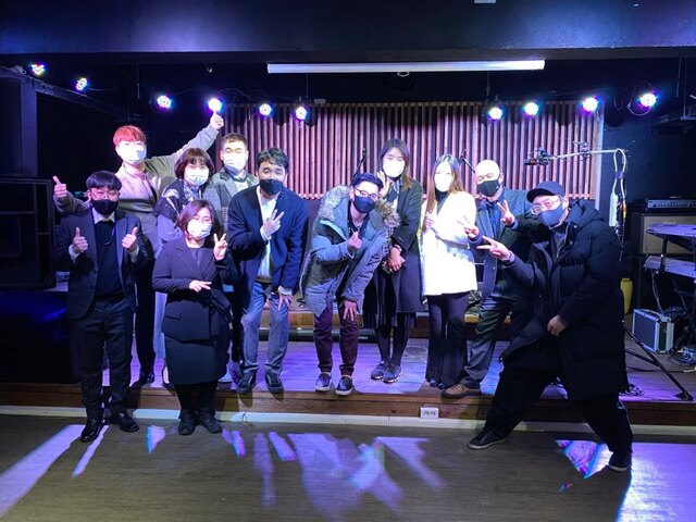 ▲ 2020 DCU X-MAS 온택트 힐링토크 콘서트 단체사진 장면.ⓒ대구사이버대