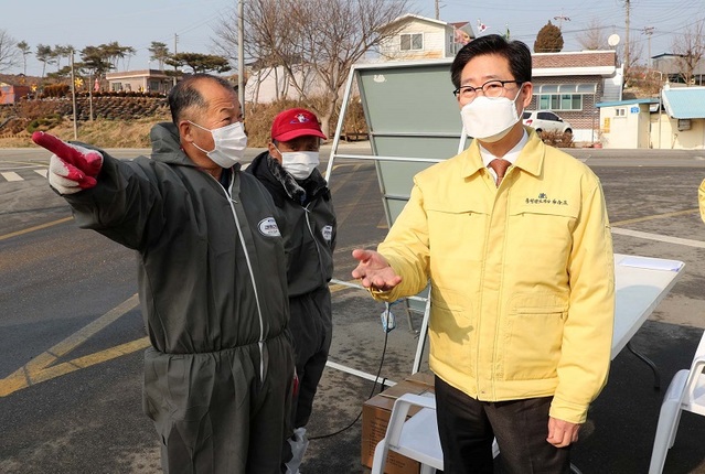 ▲ 양승조 충남도지사가 26일 조류인플루엔자가 발생한 지역을 방문, 주민들과 대화를 나누고 있다.ⓒ충남도