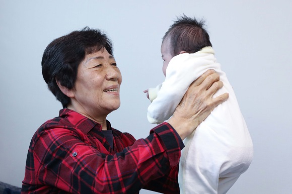 ▲ LG의인상을 수상한 전옥례씨(74세, 사진 왼쪽)가 서울 서대문구에 위치한 자택에서 위탁아동을 돌보는 모습ⓒLG그룹