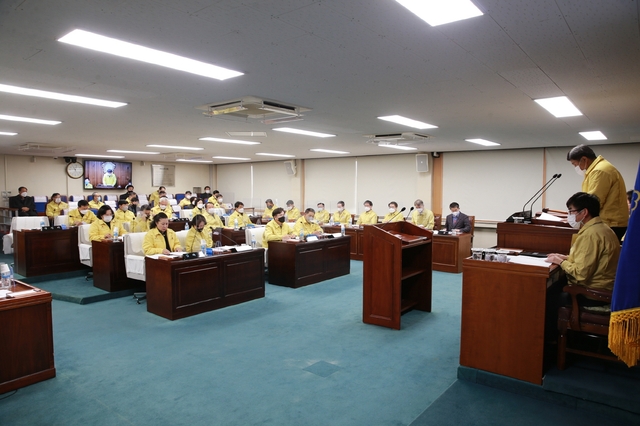 ▲ 영주시의회는 내년도 의원 해외연수여비 전액을 삭감했다. 사진은 영주시의회 본회의 장면.ⓒ영주시의회