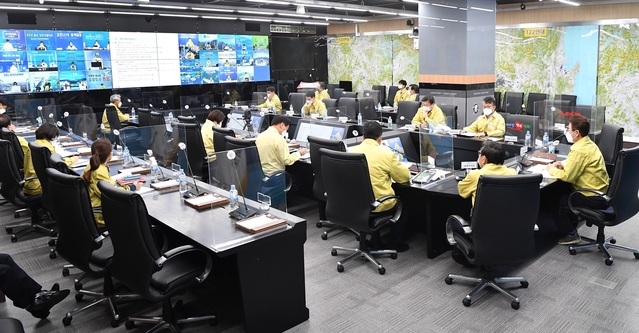 ▲ 이철우 경북도지사는 연휴 마지막 날인 27일 코로나19관련해 시군 영상회의를 갖고 있다.ⓒ경북도